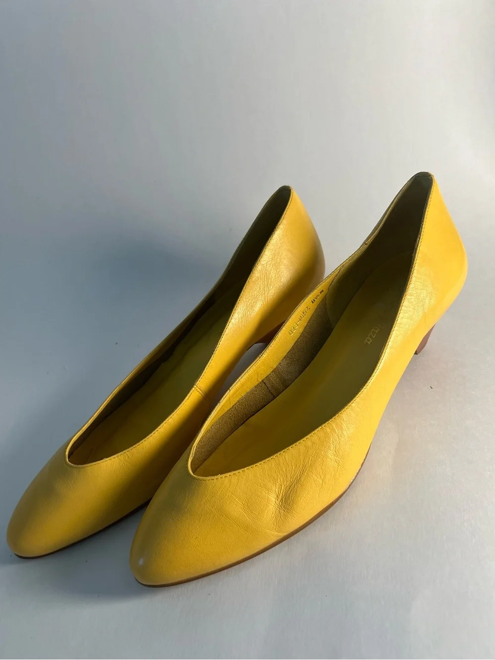 Vintage Sutton Plaza Women's Yellow Soft Leather Low Pumps Size 8.5